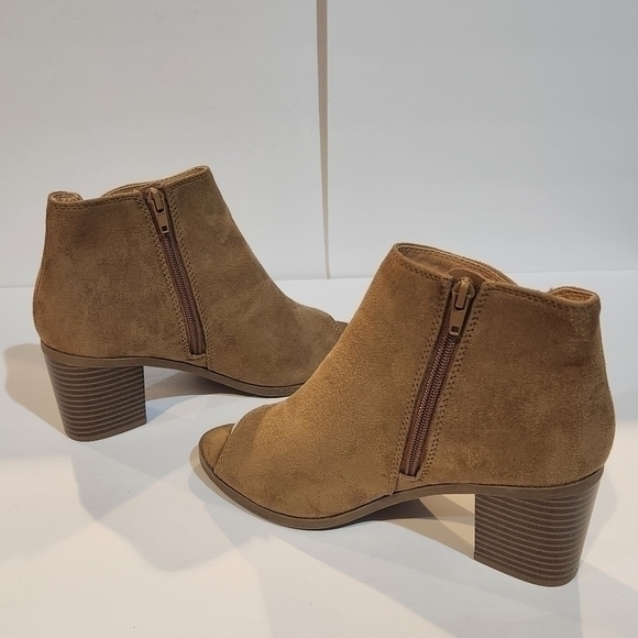 Coconuts by Matisse Tan Suede Booties with Laced Up Side Detail Size 8 Heels 3" - Picture 4 of 8